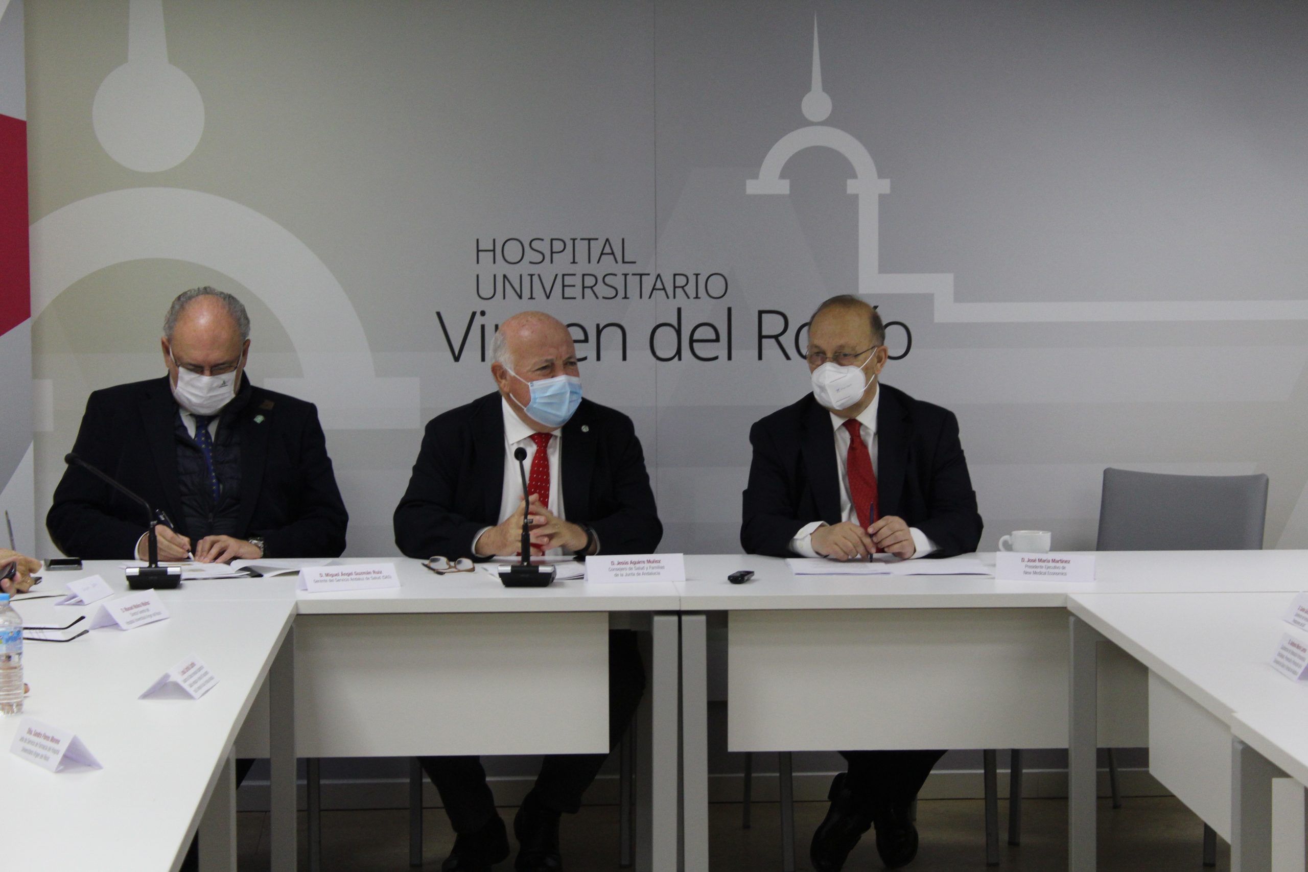 Jesús Aguirre, consejero de Salud y Familias de Andalucía y José María Martínez, presidente ejectivo de New Medical Economics.